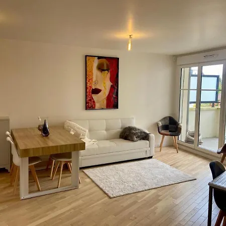Beautiful Modern Near Paris Apartment