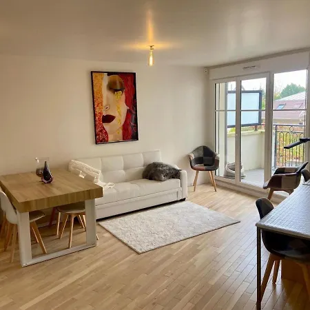 Beautiful Modern Near Paris Apartment